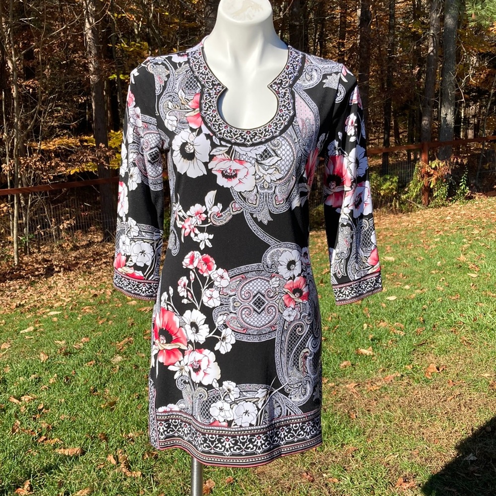 White House Black Market elaborately embroidered keyhole neckline size S